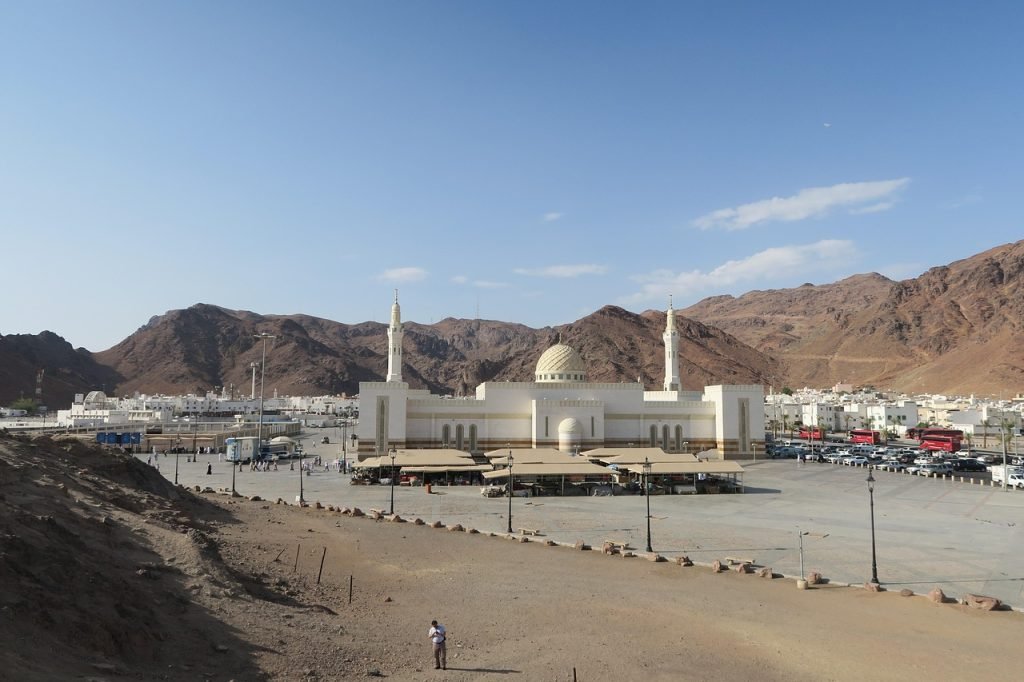 uhud, mosque, medina, mountain, historical, architecture, religion, minaret, islam, saudi arabia, uhud, uhud, uhud, uhud, uhud, saudi arabia